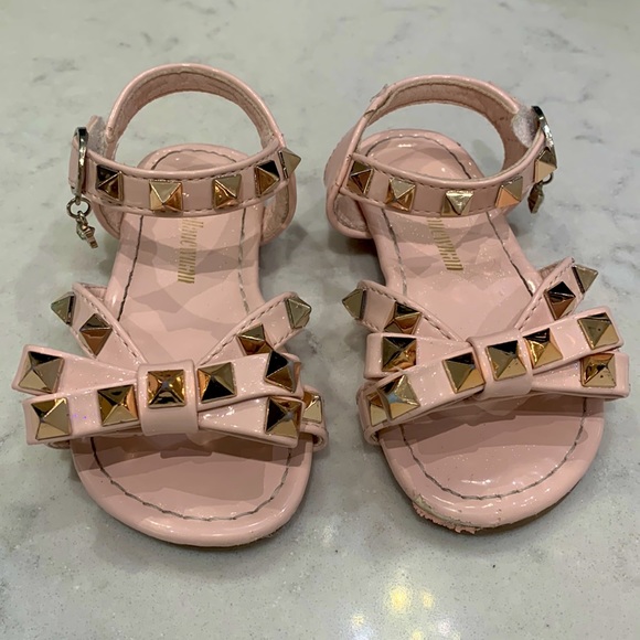 Toddler girl designer inspired sandals with rock studs - Picture 1 of 4